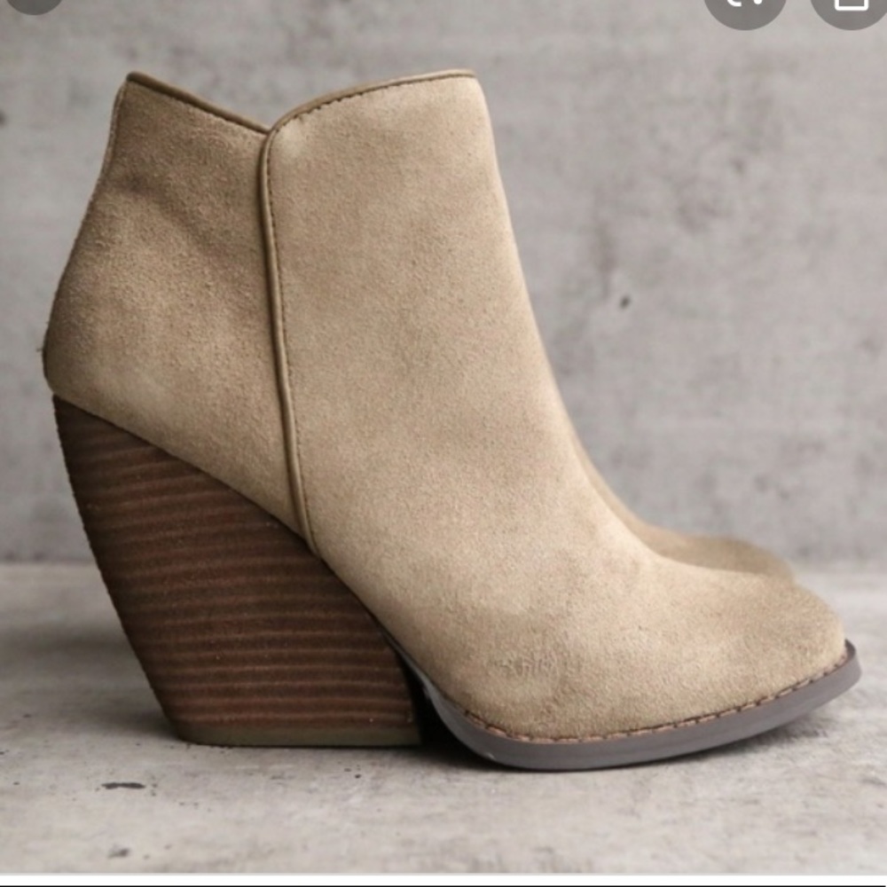 Very volatile suede bootie